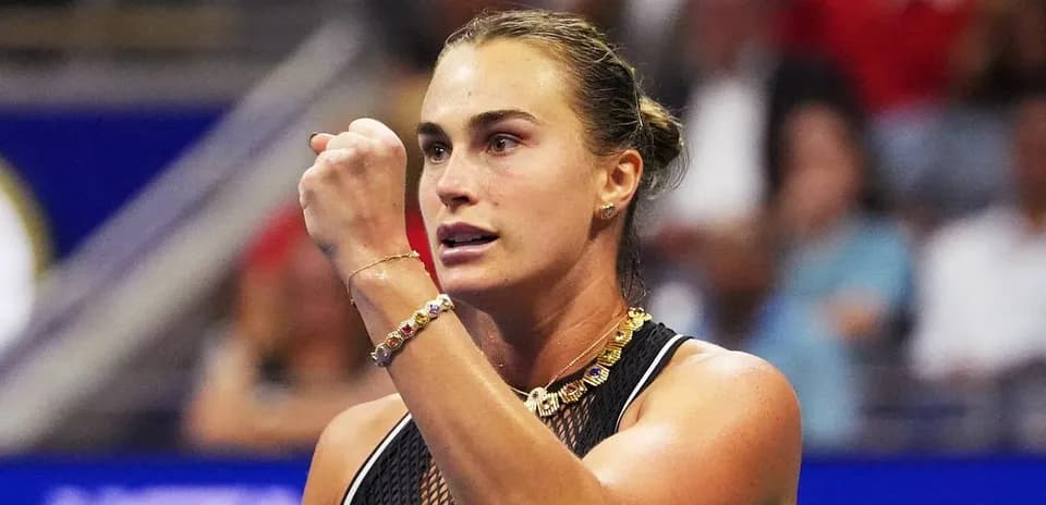 Joueuse de tennis célébrant un point sur le court