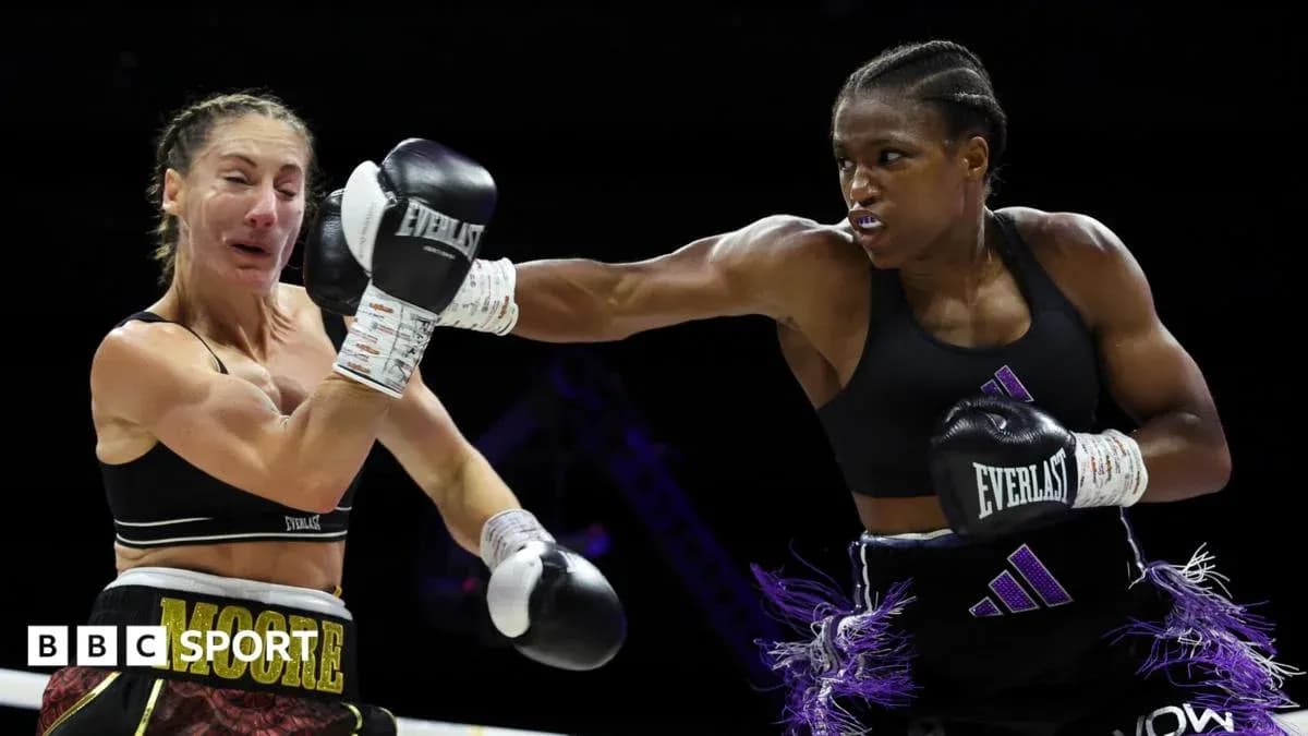 Boxeuses s'affrontant dans un ring de boxe