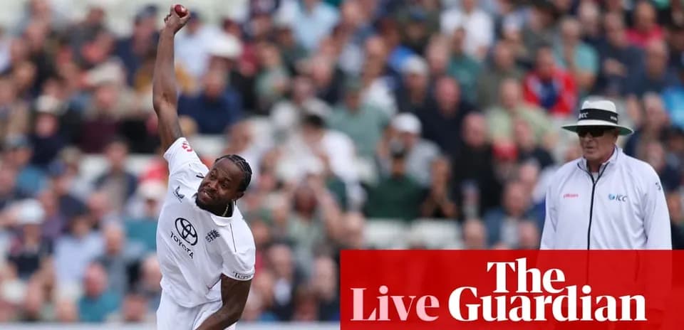 Joueur lançant la balle lors d'un match de cricket