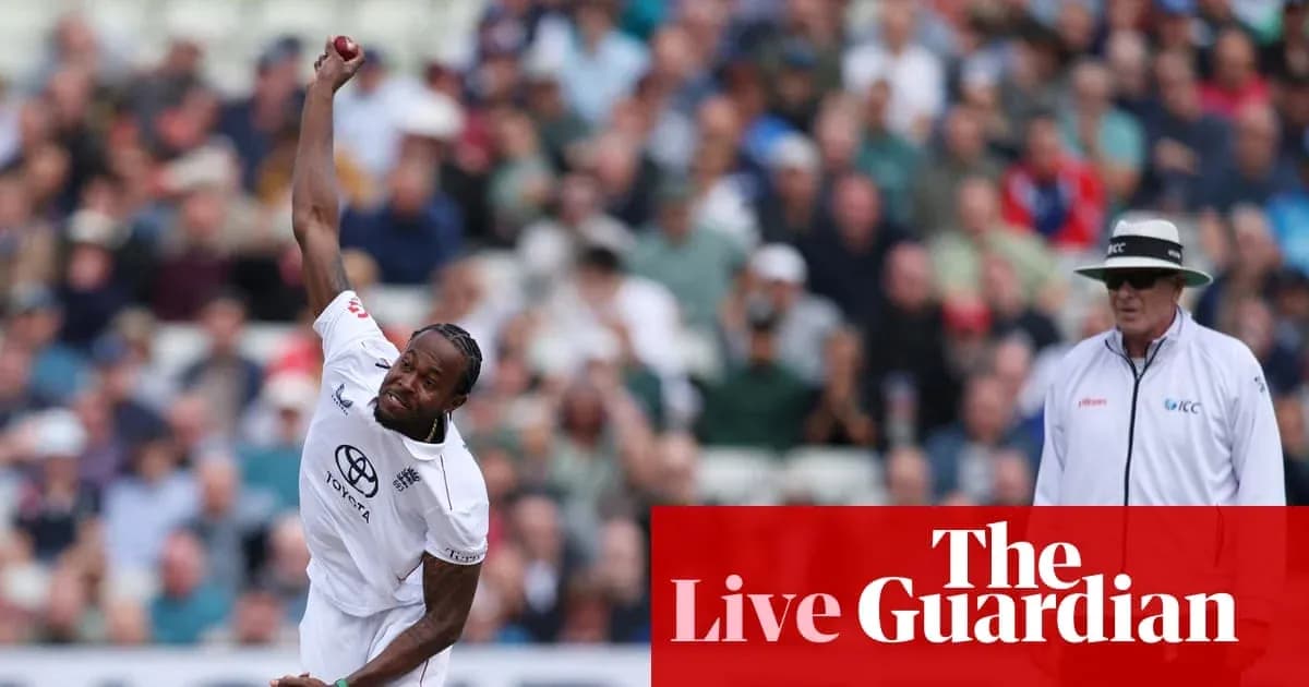 Joueur lançant la balle lors d'un match de cricket