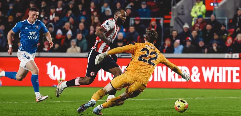 Un attaquant de Brentford face au gardien
