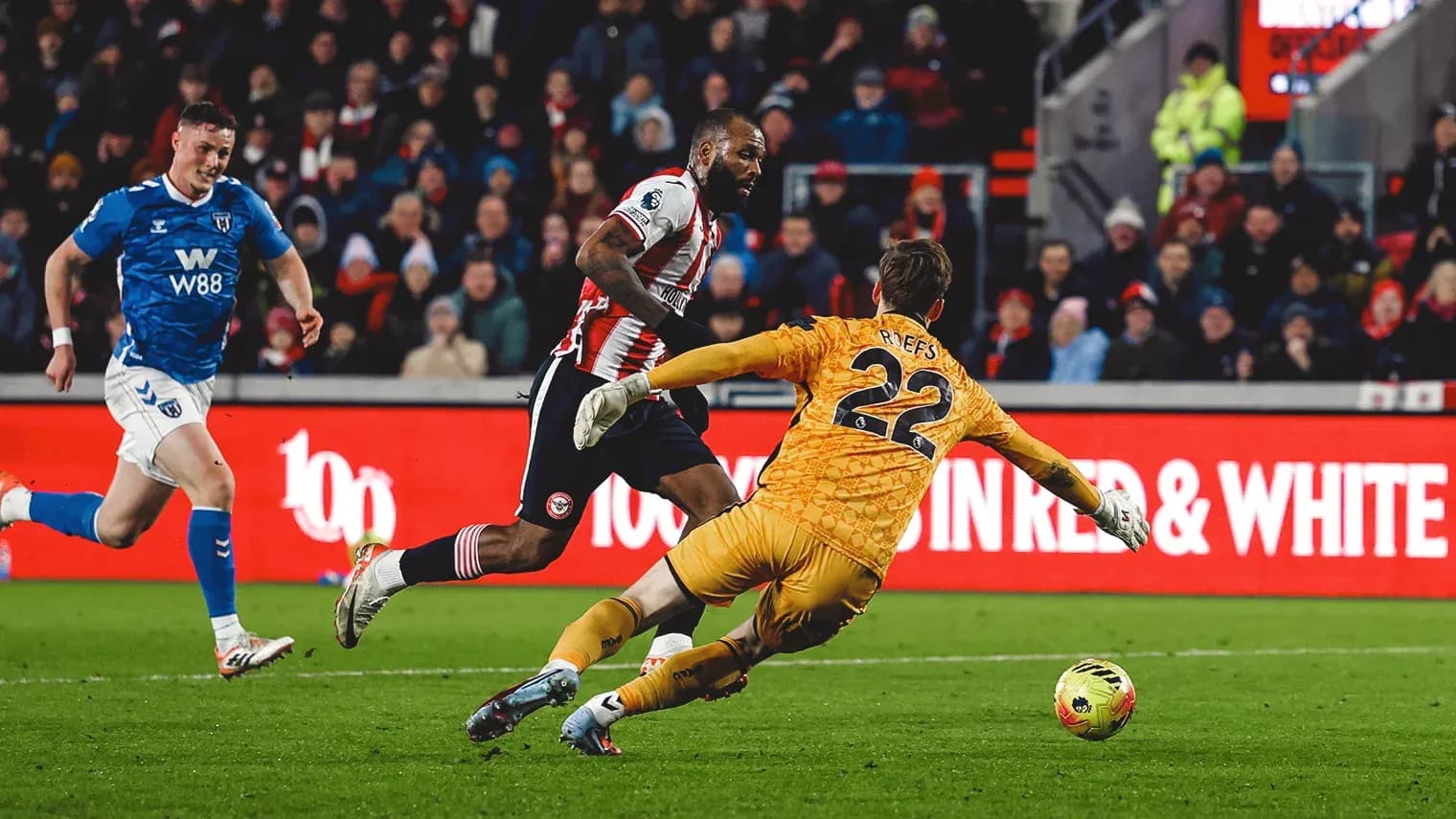 Un attaquant de Brentford face au gardien