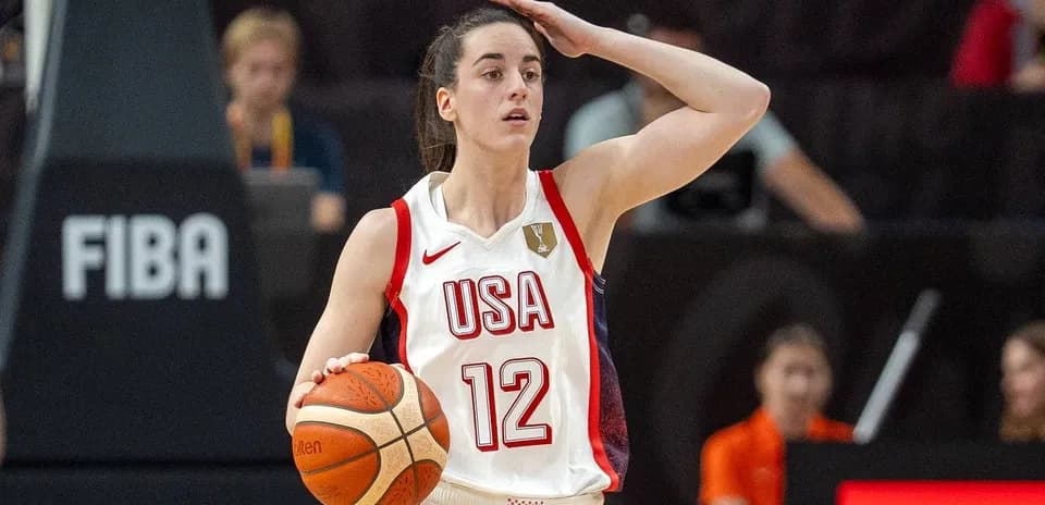 Joueuse de l'équipe USA avec un ballon de basket