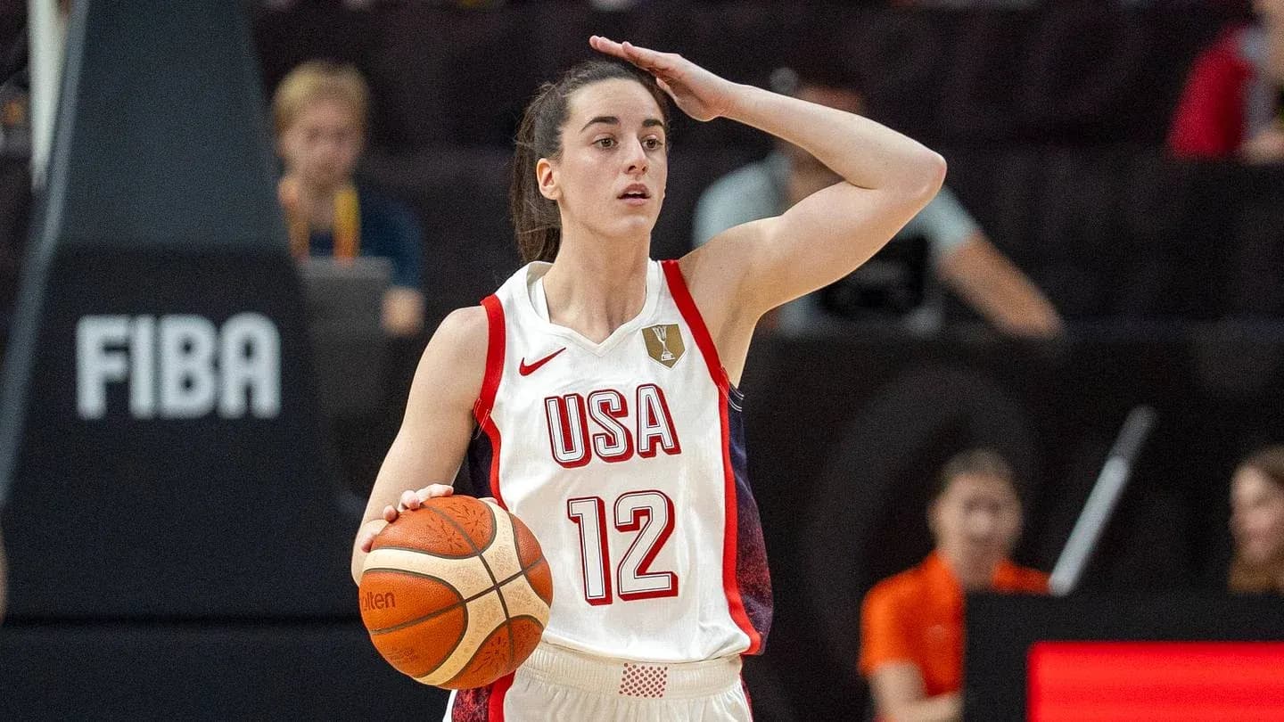 Joueuse de l'équipe USA avec un ballon de basket