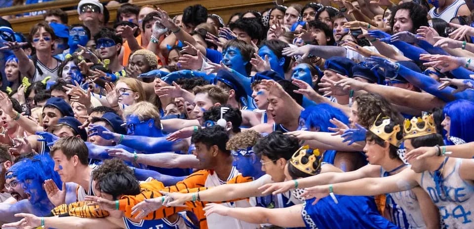 Supporters en bleu encourageant leur équipe dans les gradins