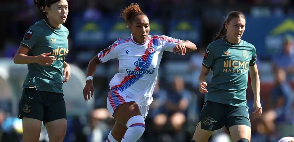 Joueuse dribblant entre deux adversaires sur le terrain