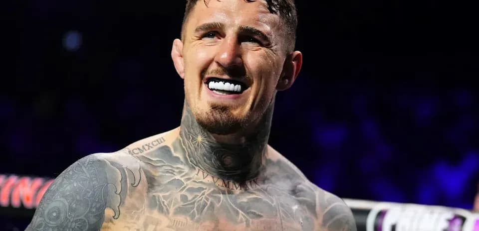 Boxeur souriant avec des tatouages sur le torse
