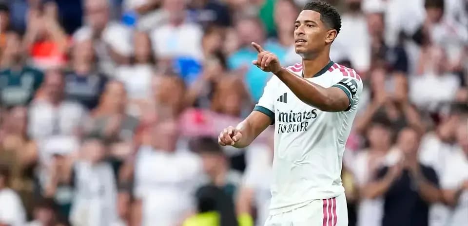 Joueur de football pointant pendant un match
