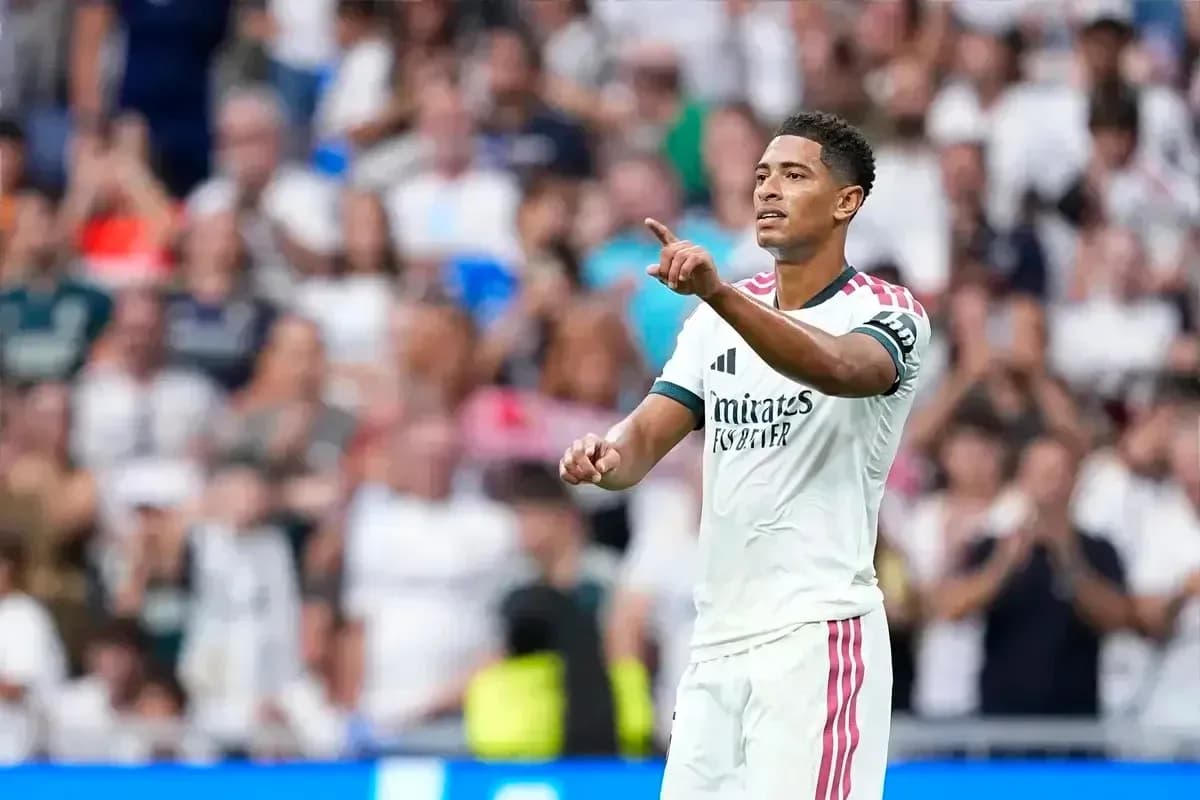 Joueur de football pointant pendant un match