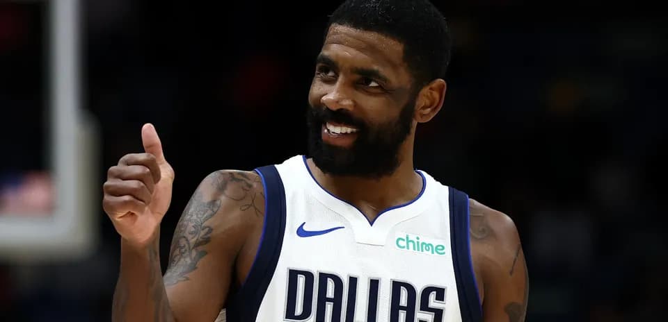 Joueur des Dallas Mavericks faisant un signe de pouce