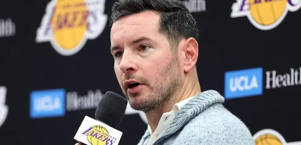 Person parlant lors d'une conférence de presse des Lakers