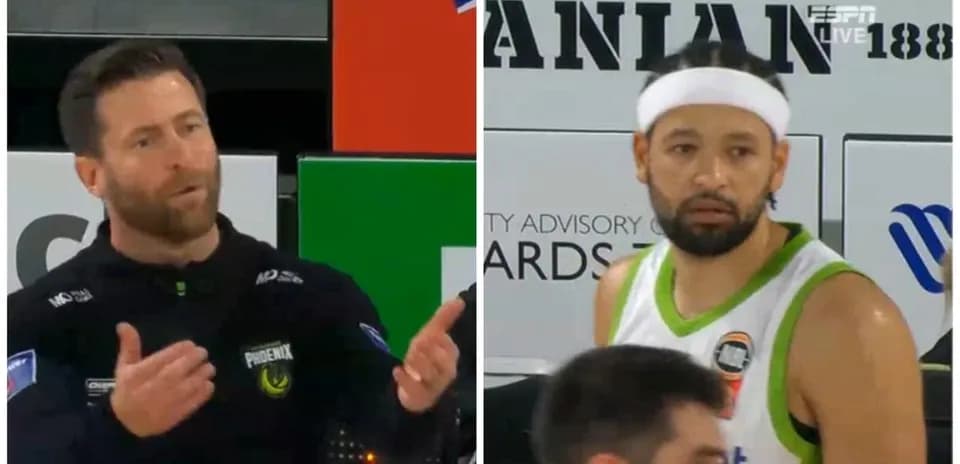 Entraîneur discutant avec un joueur sur le terrain