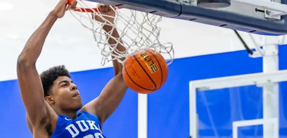 Joueur de Duke dunkant au panier pendant l'entraînement