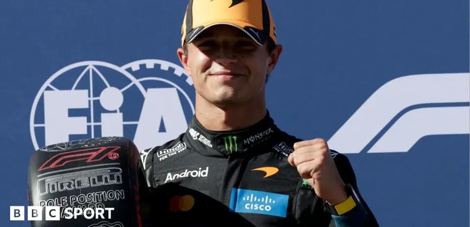 Pilote tenant un pneu de pole position McLaren