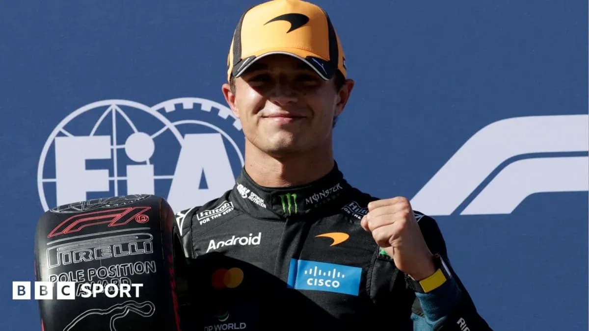 Pilote tenant un pneu de pole position McLaren