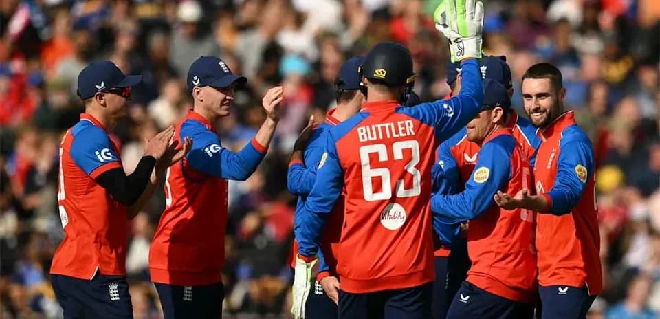 Joueurs d'Angleterre célébrant un wicket au cricket