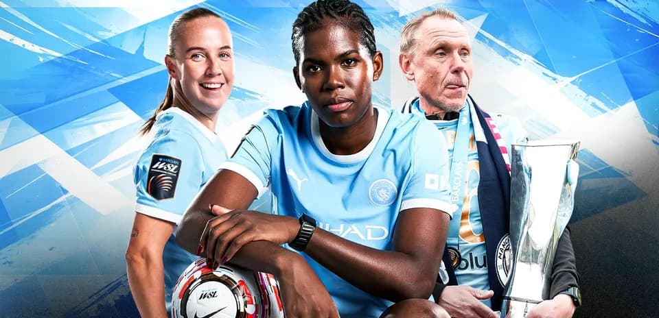 Joueurs de Manchester City avec un entraîneur et un trophée