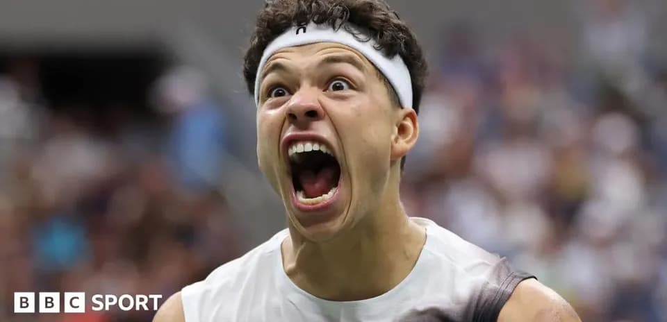 Joueur de tennis célébrant avec enthousiasme lors d'un match