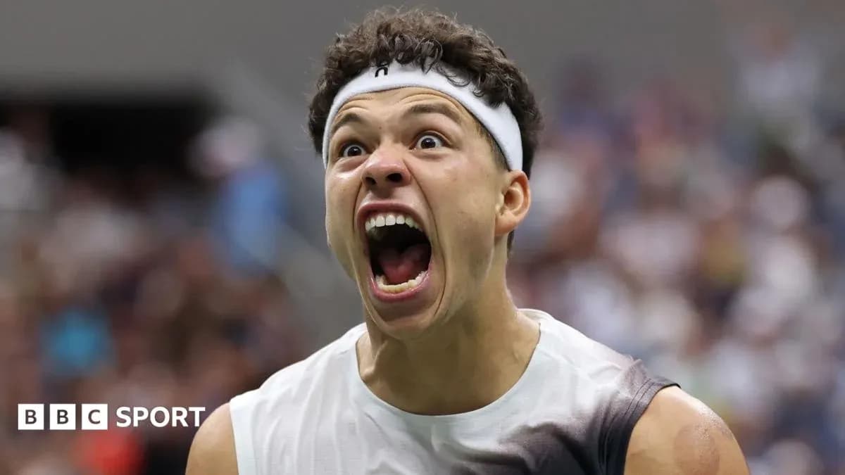 Joueur de tennis célébrant avec enthousiasme lors d'un match
