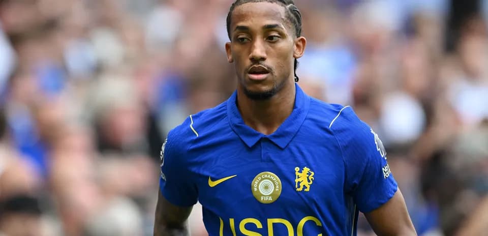 Joueur de Chelsea en maillot bleu sur le terrain