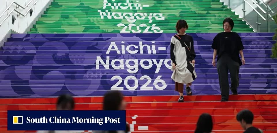 Escalier décoré pour Aichi-Nagoya 2026 avec des personnes