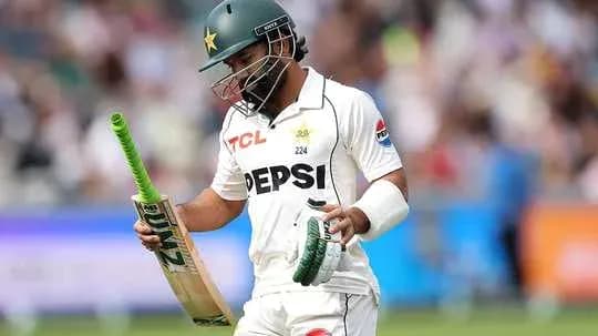 Joueur de cricket pakistanais quittant le terrain avec sa batte