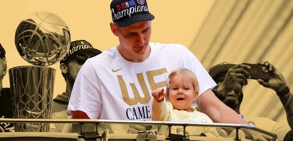 Joueur tenant un enfant lors de la célébration du championnat