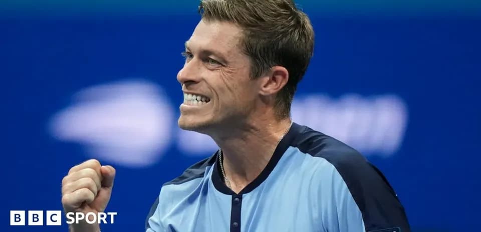 Joueur de tennis célébrant après un point gagné