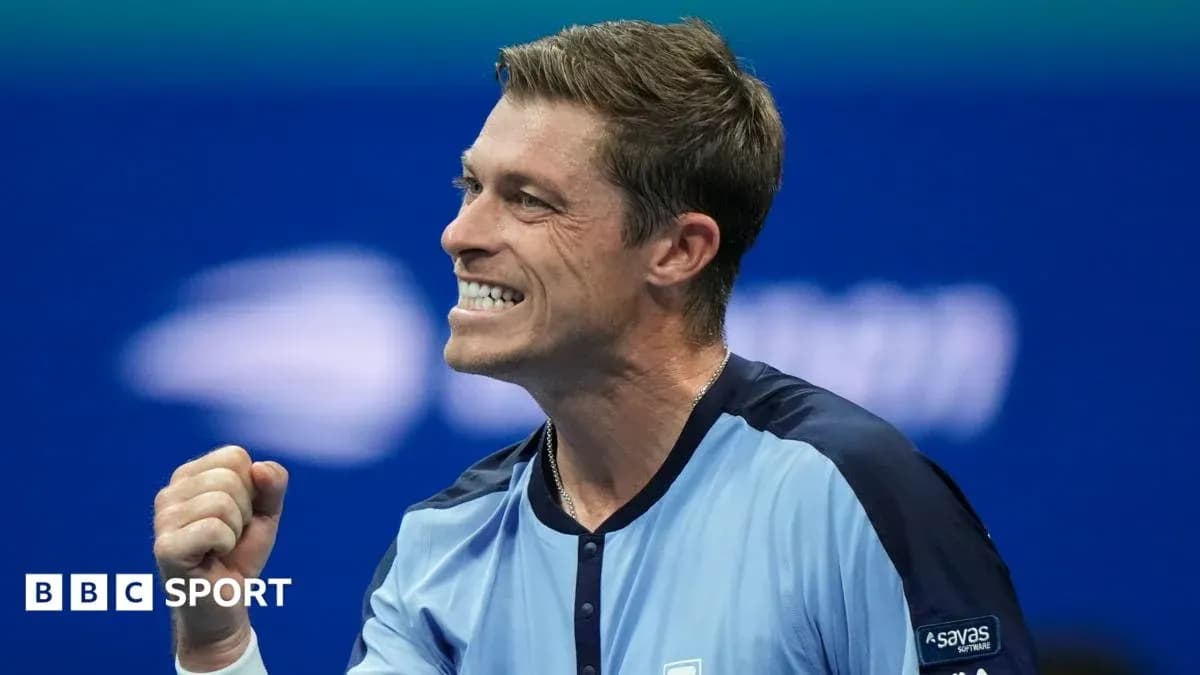 Joueur de tennis célébrant après un point gagné