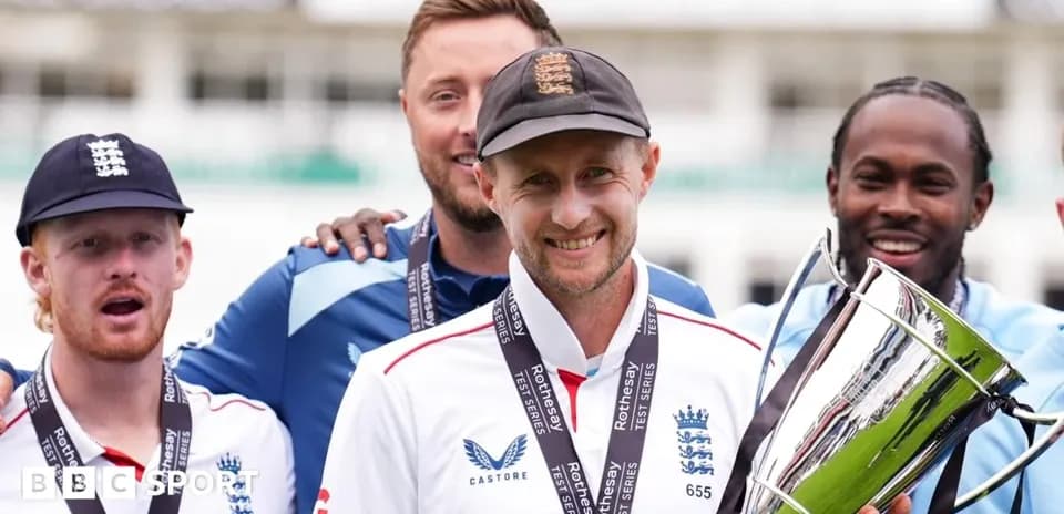 Joueurs anglais célébrant avec le trophée après la victoire