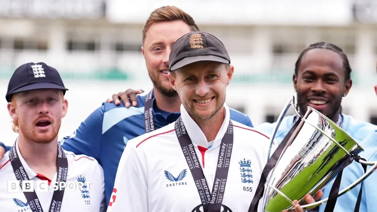 Joueurs anglais célébrant avec le trophée après la victoire