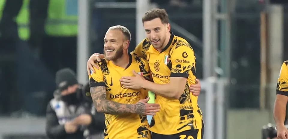 Joueurs célébrant un but sur le terrain
