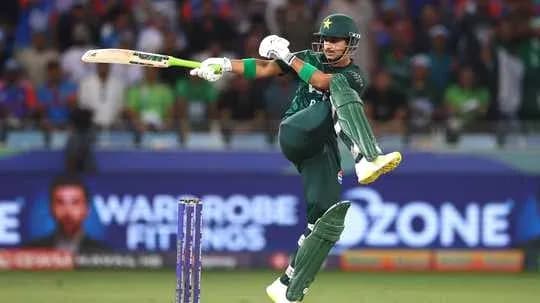 Joueur de cricket frappant la balle avec une batte