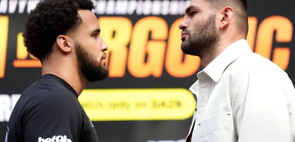 Deux boxeurs face à face lors d'une conférence de presse