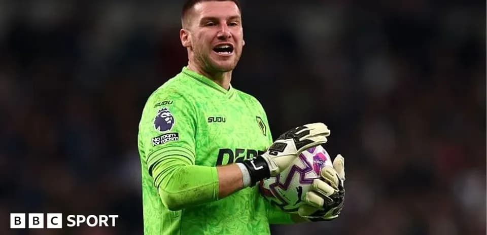 Gardien de but avec des gants tenant un ballon