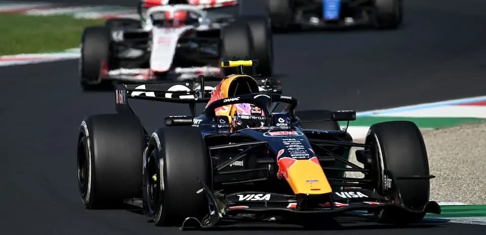Voiture de F1 en course avec deux autres voitures en arrière-plan