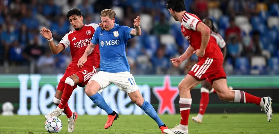 Trois joueurs en action lors d'un match de football