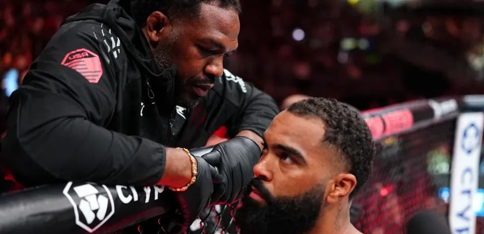 Entraîneur discutant avec combattant pendant le match