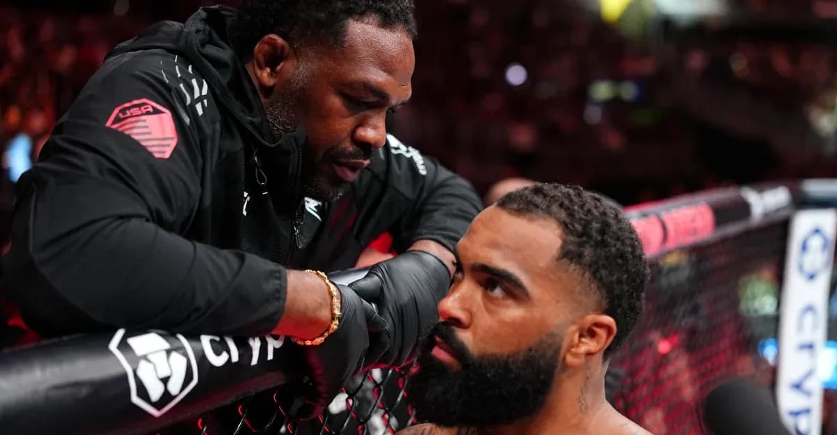 Entraîneur discutant avec combattant pendant le match
