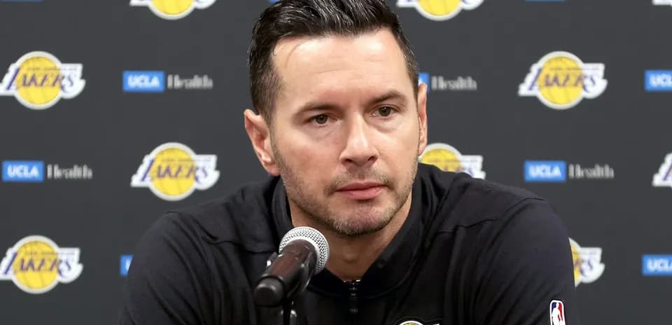 Entraîneur des Lakers lors d'une conférence de presse