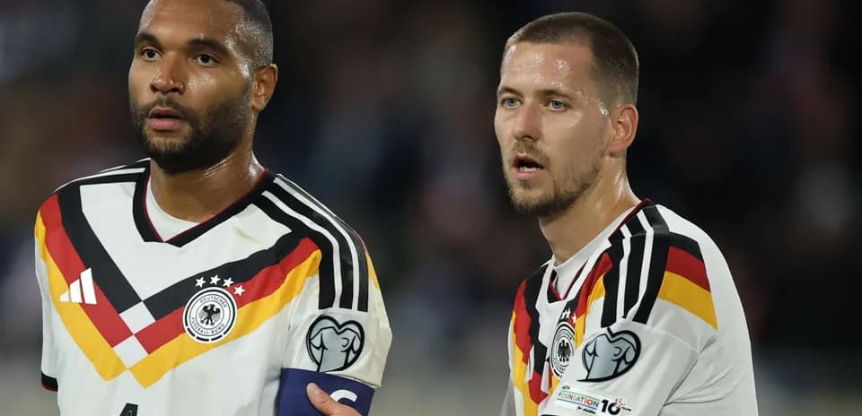 Deux joueurs de l'équipe allemande en discussion sur le terrain