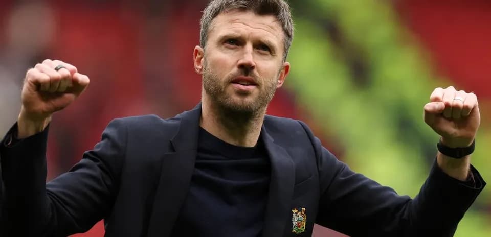 Entraîneur célébrant avec poing levé après match