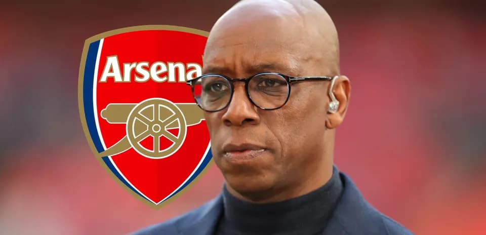 Homme en costume avec logo d'Arsenal en arrière-plan