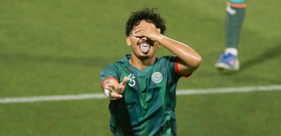 Joueur célébrant un but sur le terrain de football