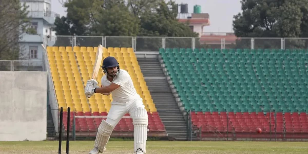 Joueur de cricket prêt à frapper la balle Joueur de cricket prêt à frapper la balle