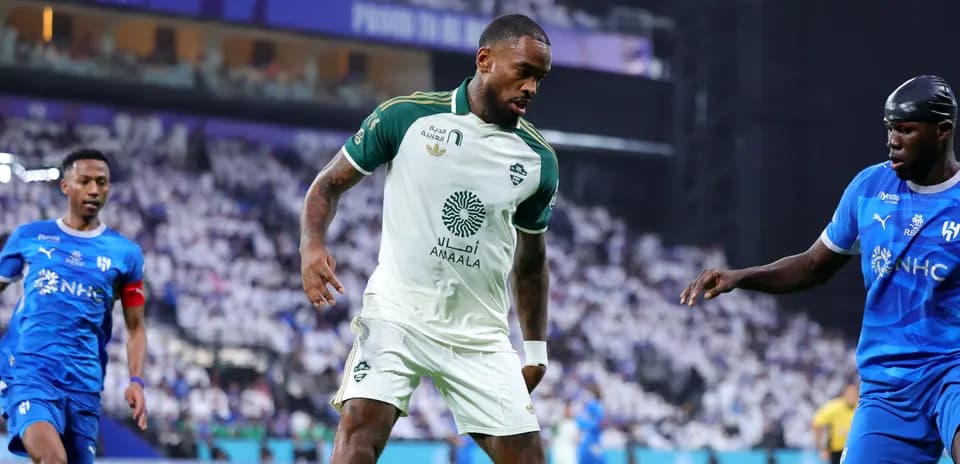 Joueur dribblant pendant un match de football