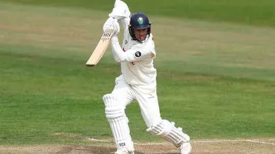 Joueur de cricket prêt à frapper la balle