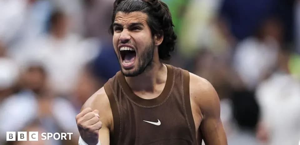 Joueur de tennis célébrant une victoire sur le court