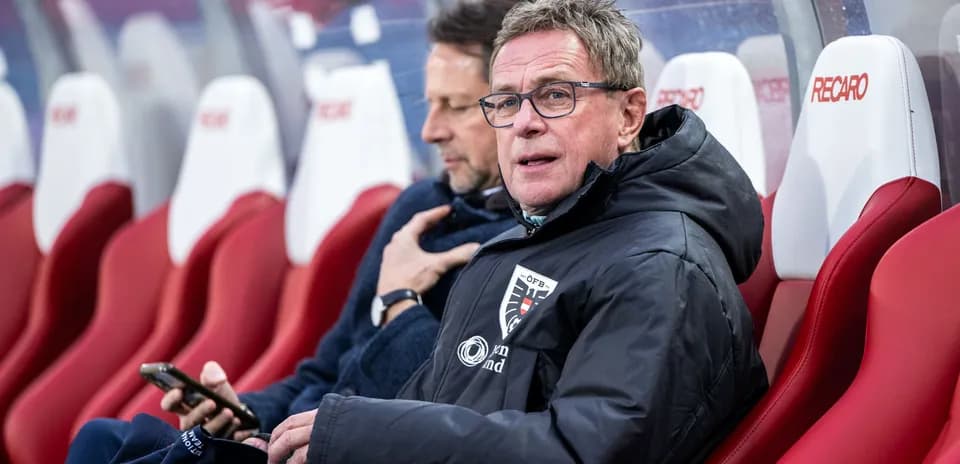 Entraîneur assis sur le banc de touche pendant le match