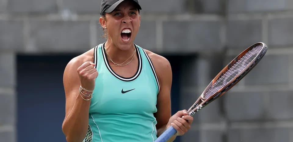Joueuse de tennis célébrant après un point gagné